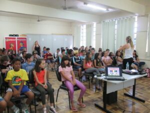 ALUNOS SE DIVERTEM COM A TURMINHA DA RECICLAGEM RS