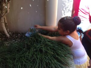 COMEMORAÇÃO AO DIA DA PÁSCOA COM OS ALUNOS DO GRUPO DE DANÇA VOZES DO CORPO