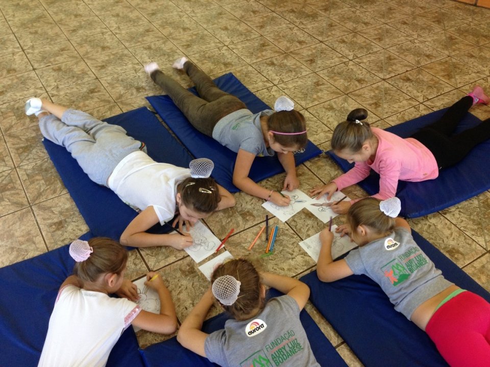 COMEMORAÇÃO AO DIA DA PÁSCOA COM OS ALUNOS DO GRUPO DE DANÇA VOZES DO CORPO