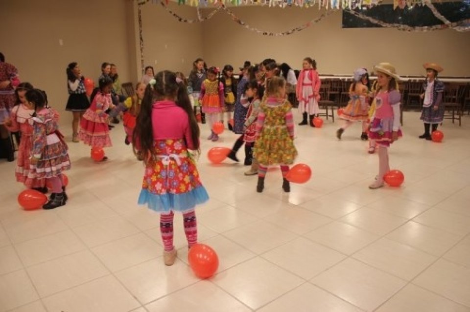 GRUPO DE DANÇA VOZES DO CORPO REALIZA FESTA JUNINA COM OS ALUNOS...
