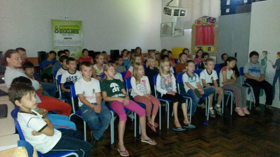 A TURMINHA DA RECICLAGEM VISITA VÁRIAS ESCOLAS