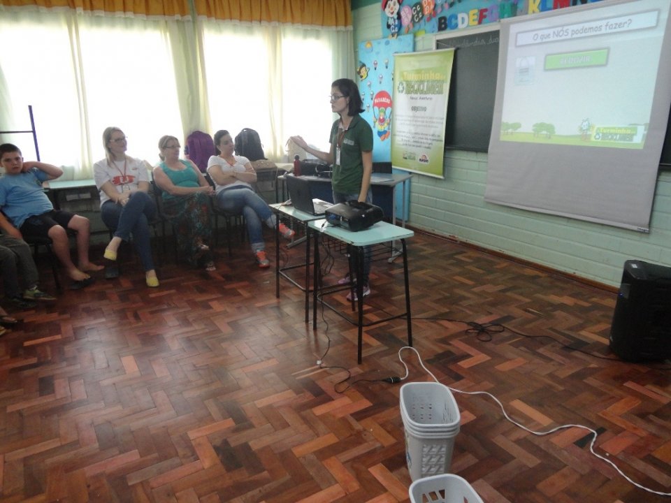 A TURMINHA DA RECICLAGEM VISITA VÁRIAS ESCOLAS