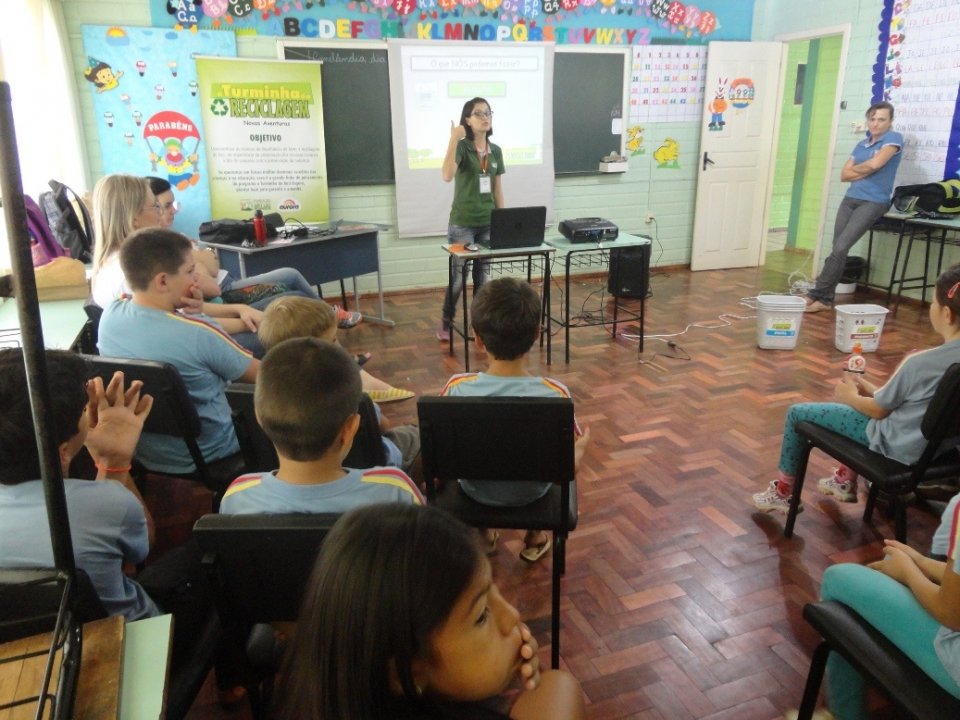 A TURMINHA DA RECICLAGEM VISITA VÁRIAS ESCOLAS