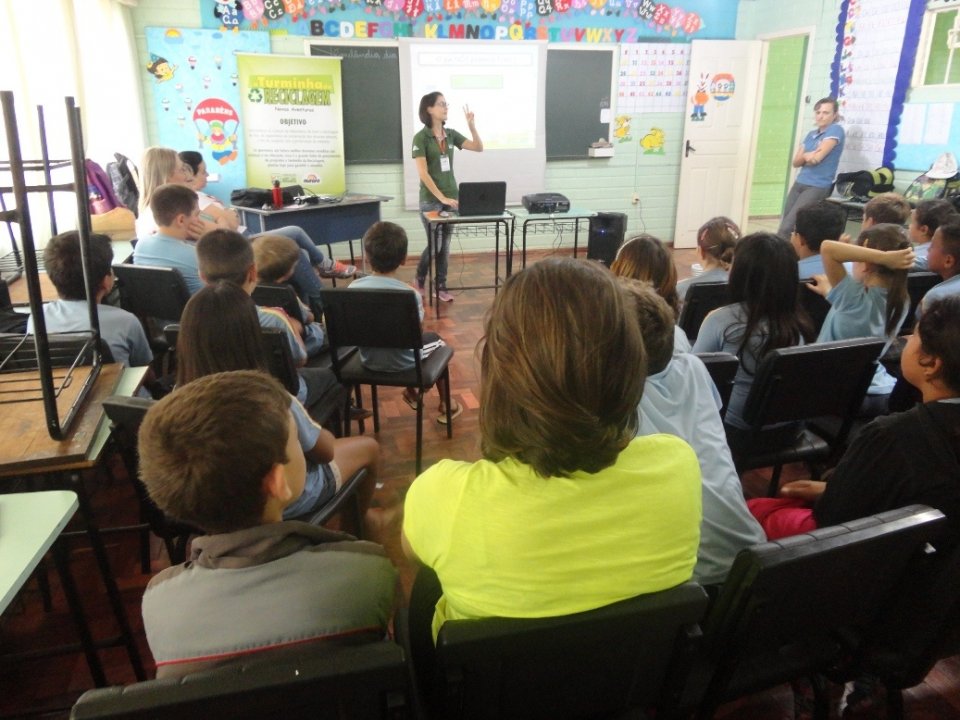 A TURMINHA DA RECICLAGEM VISITA VÁRIAS ESCOLAS