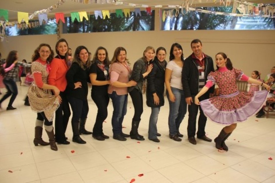 GRUPO DE DANÇA VOZES DO CORPO REALIZA FESTA JUNINA COM OS ALUNOS...