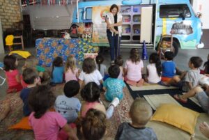 Contação de histórias e roda de leitura a 1.195 crianças e adolescentes