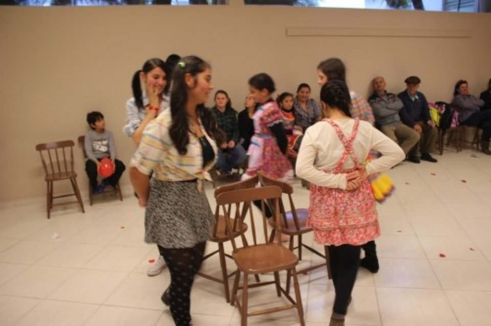 GRUPO DE DANÇA VOZES DO CORPO REALIZA FESTA JUNINA COM OS ALUNOS...