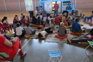 Contação de histórias e roda de leitura a 1.195 crianças e adolescentes
