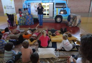 Contação de histórias e roda de leitura a 1.195 crianças e adolescentes