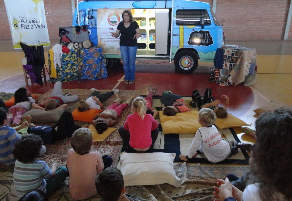 Contação de histórias e roda de leitura a 1.195 crianças e adolescentes