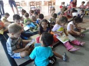 Contação de histórias e roda de leitura a 1.195 crianças e adolescentes