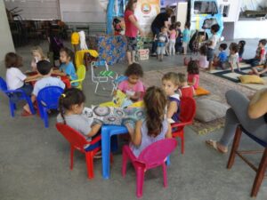 Contação de histórias e roda de leitura a 1.195 crianças e adolescentes