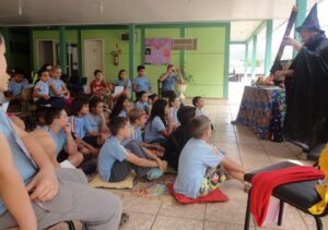 Contação de histórias e roda de leitura a 1.195 crianças e adolescentes