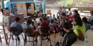 Contação de histórias e roda de leitura a 1.195 crianças e adolescentes