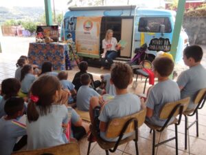 Contação de histórias e roda de leitura a 1.195 crianças e adolescentes
