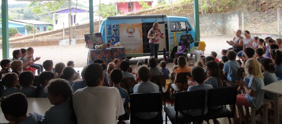 Contação de histórias e roda de leitura a 1.195 crianças e adolescentes