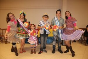 GRUPO DE DANÇA VOZES DO CORPO REALIZA FESTA JUNINA COM OS ALUNOS...