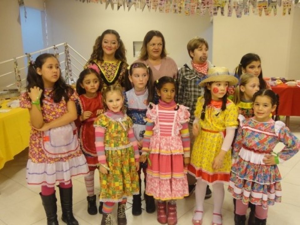 GRUPO DE DANÇA VOZES DO CORPO REALIZA FESTA JUNINA COM OS ALUNOS...