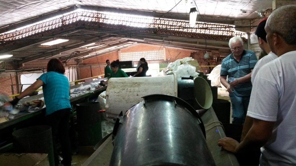 Grupo do Projeto Palco da Reciclagem visita Cooperativa Verde Vida