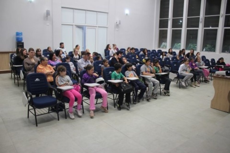 PROJETO DANÇA REALIZA PALESTRA PARA OS ALUNOS SOBRE ALIMENTAÇÃO SAUDÁVEL