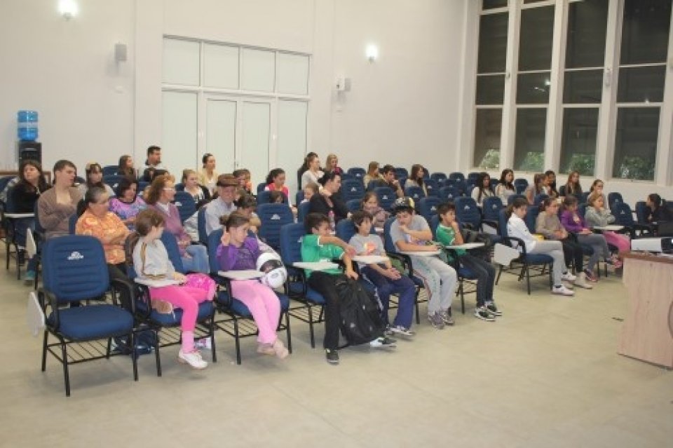 PROJETO DANÇA REALIZA PALESTRA PARA OS ALUNOS SOBRE ALIMENTAÇÃO SAUDÁVEL
