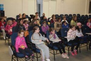 PROJETO DANÇA REALIZA PALESTRA PARA OS ALUNOS SOBRE ALIMENTAÇÃO SAUDÁVEL