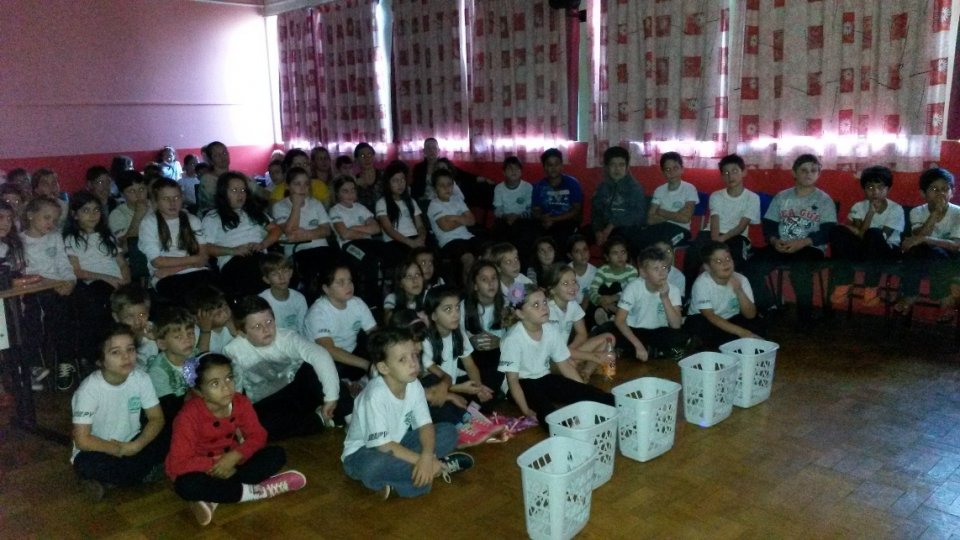 A Turminha da Reciclagem incentiva os alunos a trocar as informações com seus familiares