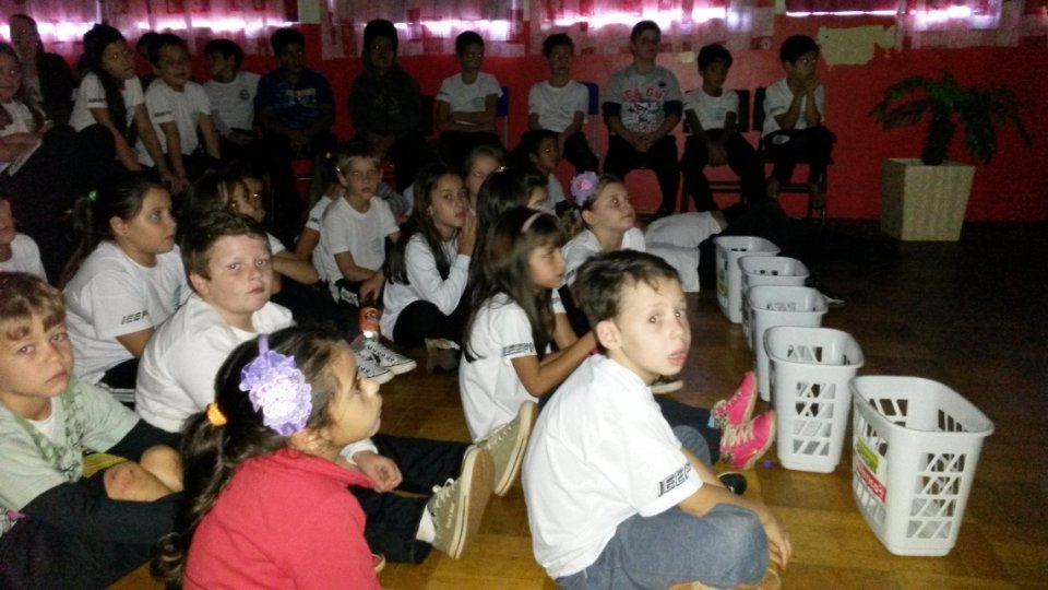 A Turminha da Reciclagem incentiva os alunos a trocar as informações com seus familiares