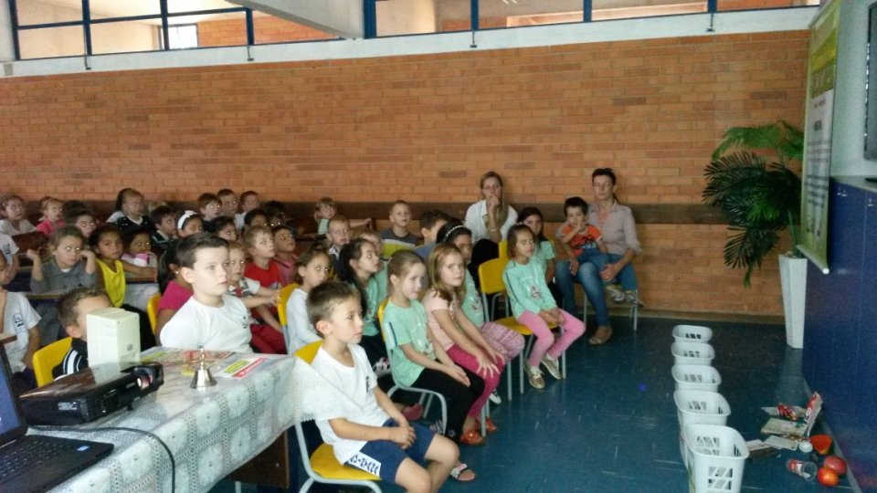 A Turminha da Reciclagem incentiva os alunos a trocar as informações com seus familiares