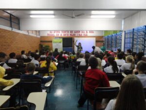 A Turminha da Reciclagem incentiva os alunos a trocar as informações com seus familiares