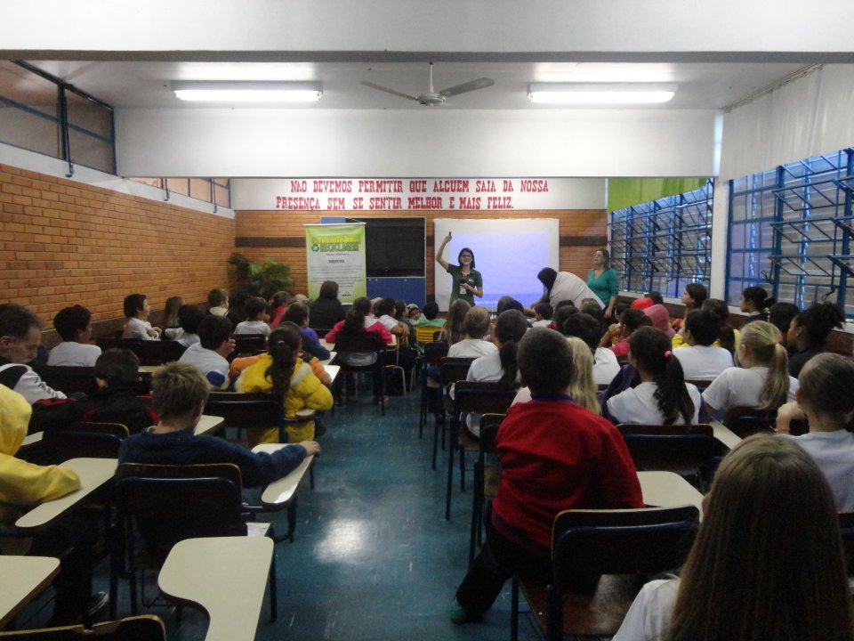 A Turminha da Reciclagem incentiva os alunos a trocar as informações com seus familiares