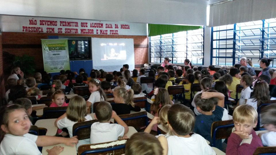 A Turminha da Reciclagem incentiva os alunos a trocar as informações com seus familiares