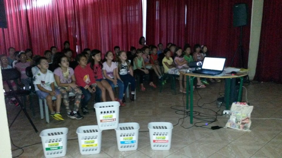 Alunos participam de dinâmica de separação de resíduos recicláveis e orgânicos com A Turminha