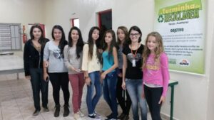 Alunos participam de dinâmica de separação de resíduos recicláveis e orgânicos com A Turminha