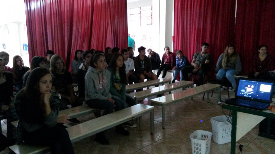 Alunos participam de dinâmica de separação de resíduos recicláveis e orgânicos com A Turminha