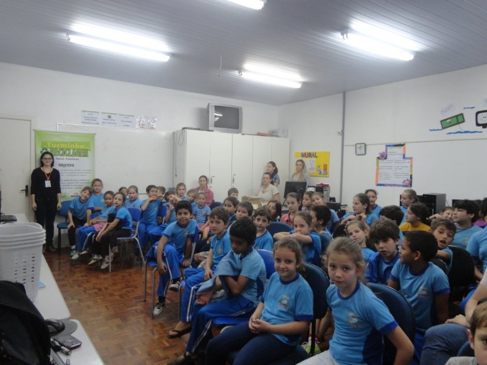 Alunos participam de dinâmica de separação de resíduos recicláveis e orgânicos com A Turminha