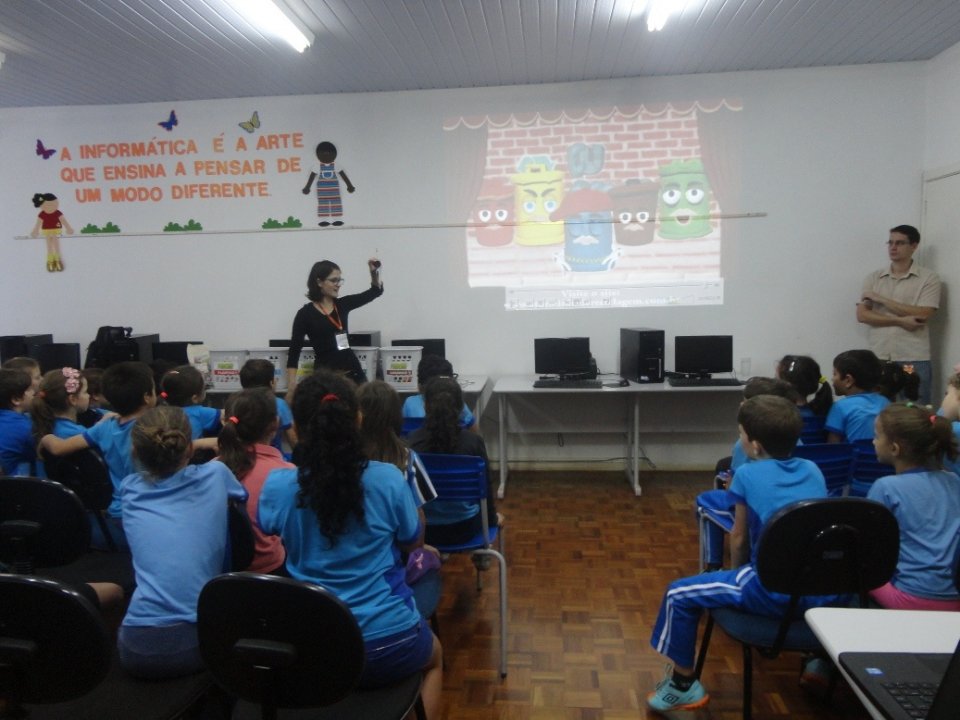 Alunos participam de dinâmica de separação de resíduos recicláveis e orgânicos com A Turminha