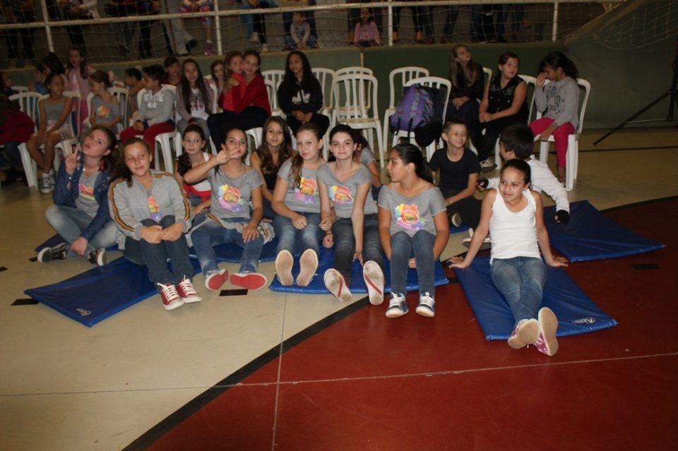 Evento em comemoração ao Dia da Dança com alunos e familiares do Grupo de Dança da Falb
