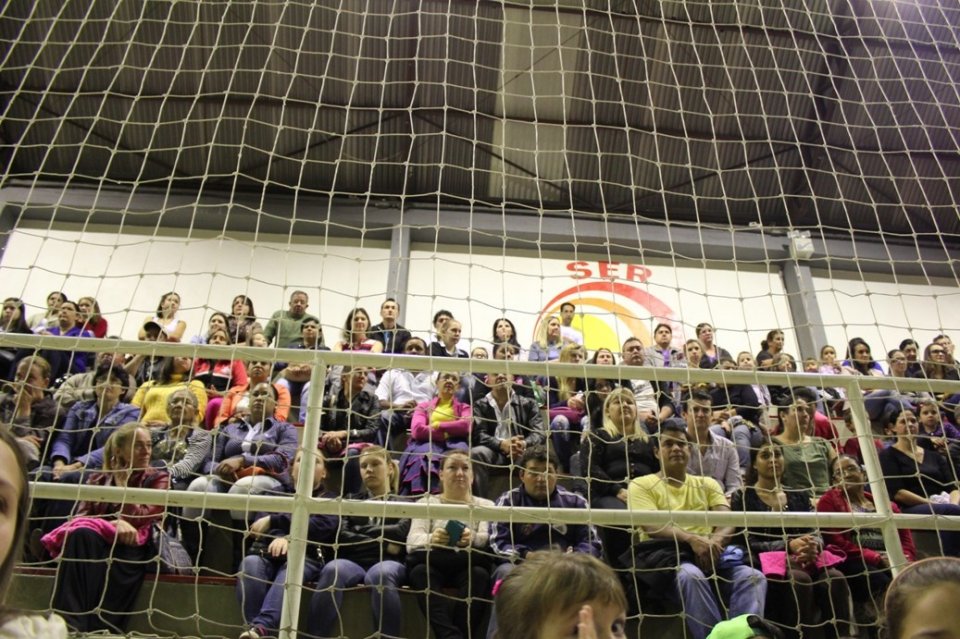 Evento em comemoração ao Dia da Dança com alunos e familiares do Grupo de Dança da Falb