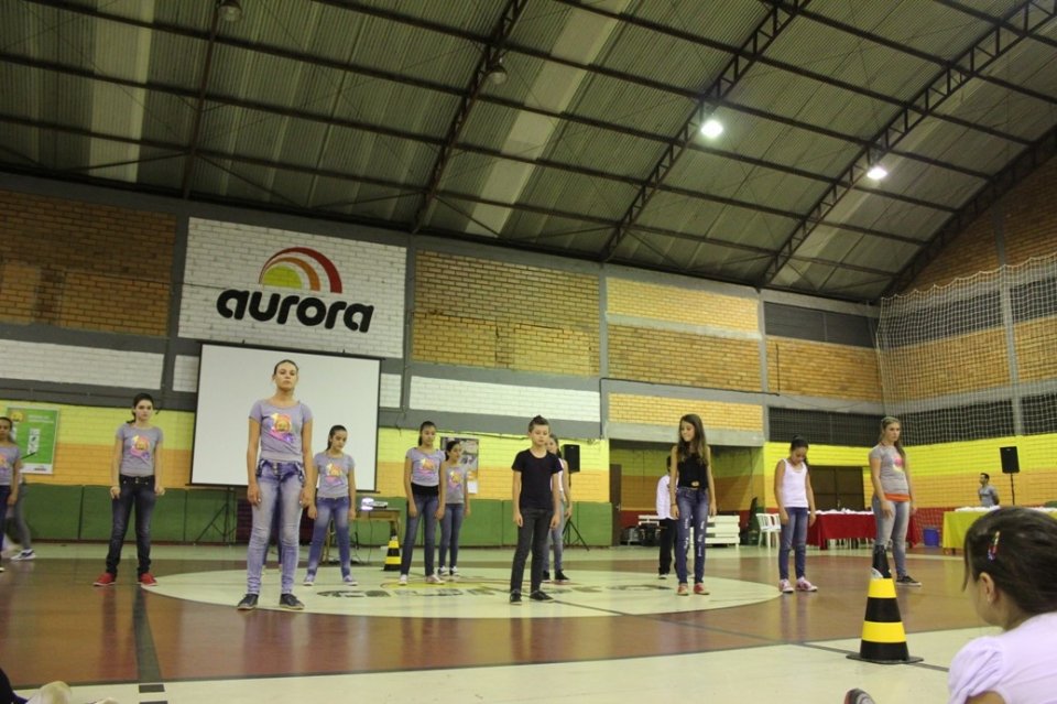 Evento em comemoração ao Dia da Dança com alunos e familiares do Grupo de Dança da Falb