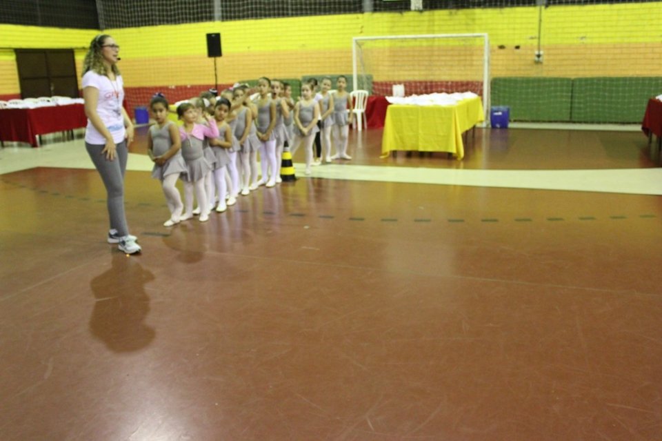 Evento em comemoração ao Dia da Dança com alunos e familiares do Grupo de Dança da Falb