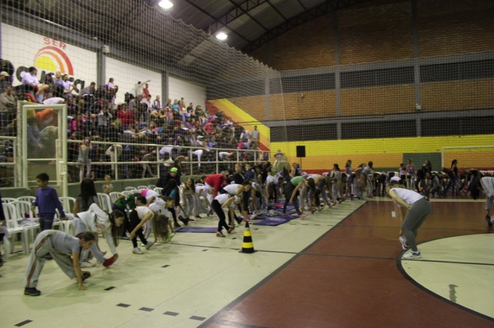 Evento em comemoração ao Dia da Dança com alunos e familiares do Grupo de Dança da Falb