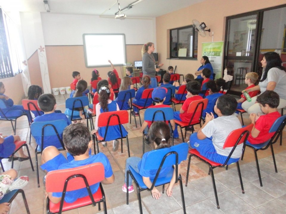 A Turminha da Reciclagem-RS diverte alunos com os personagens da turminha