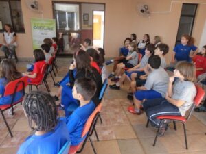 A Turminha da Reciclagem-RS diverte alunos com os personagens da turminha