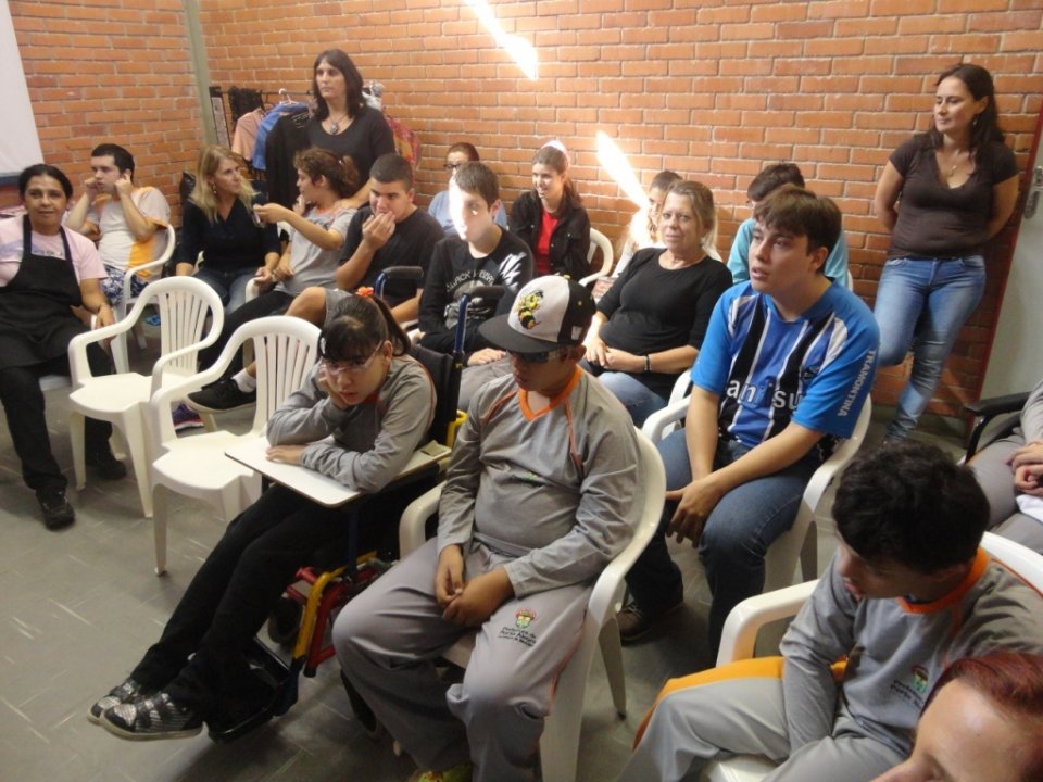 A Turminha da Reciclagem-RS diverte alunos com os personagens da turminha