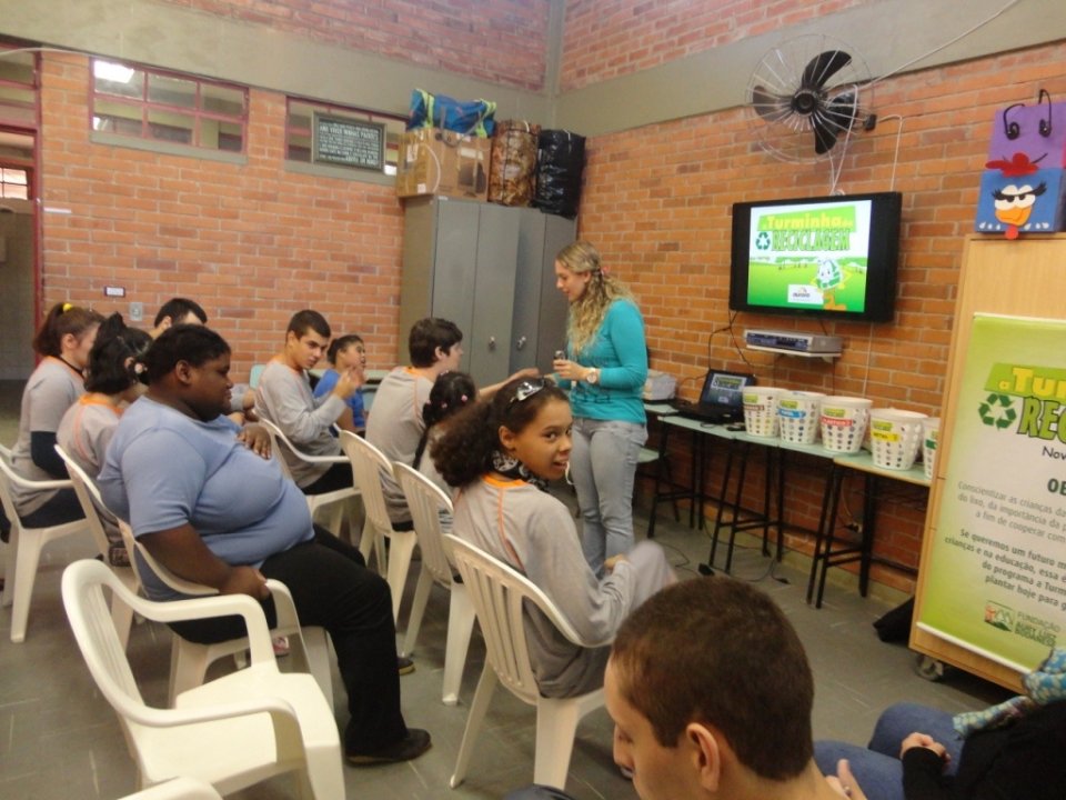 A Turminha da Reciclagem-RS diverte alunos com os personagens da turminha