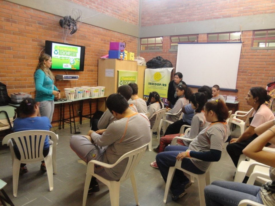 A Turminha da Reciclagem-RS diverte alunos com os personagens da turminha