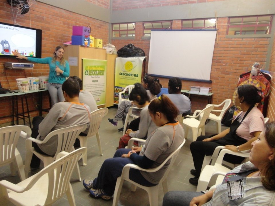 A Turminha da Reciclagem-RS diverte alunos com os personagens da turminha