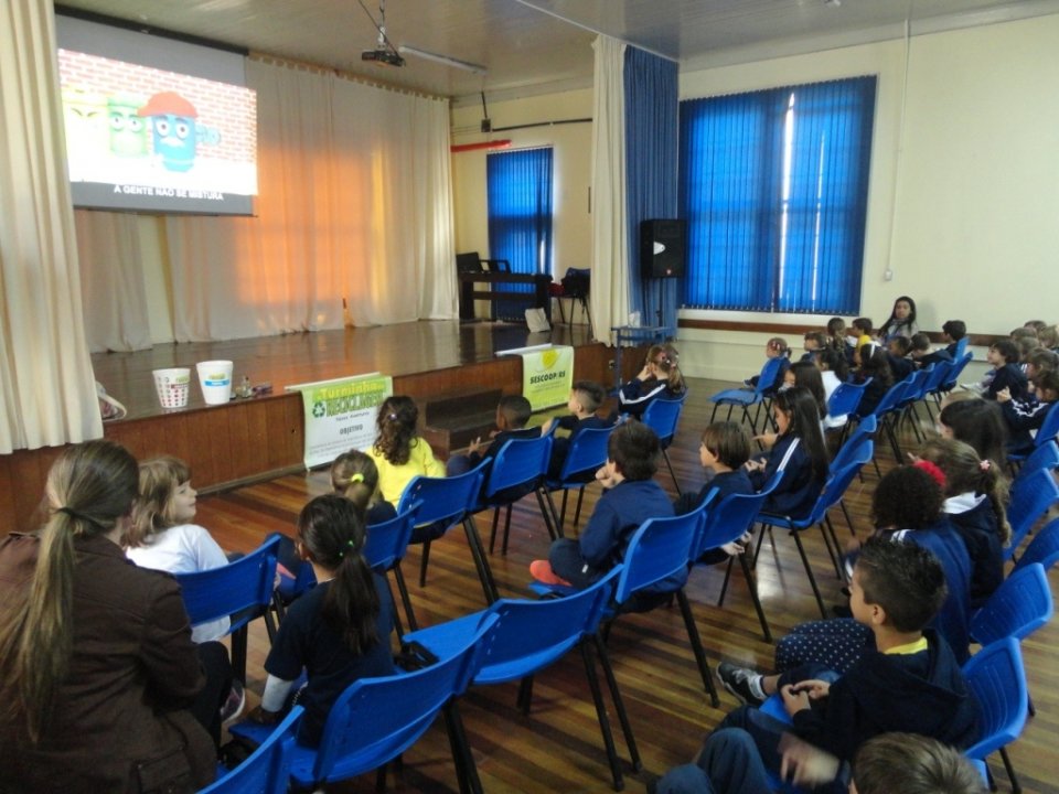 A Turminha da Reciclagem-RS diverte alunos com os personagens da turminha