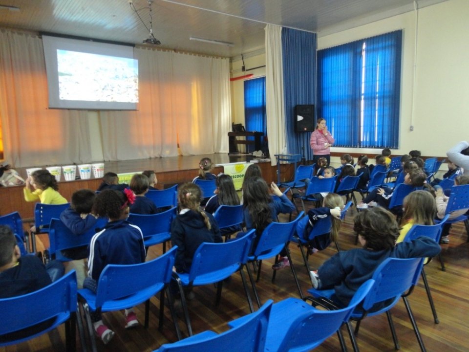A Turminha da Reciclagem-RS diverte alunos com os personagens da turminha